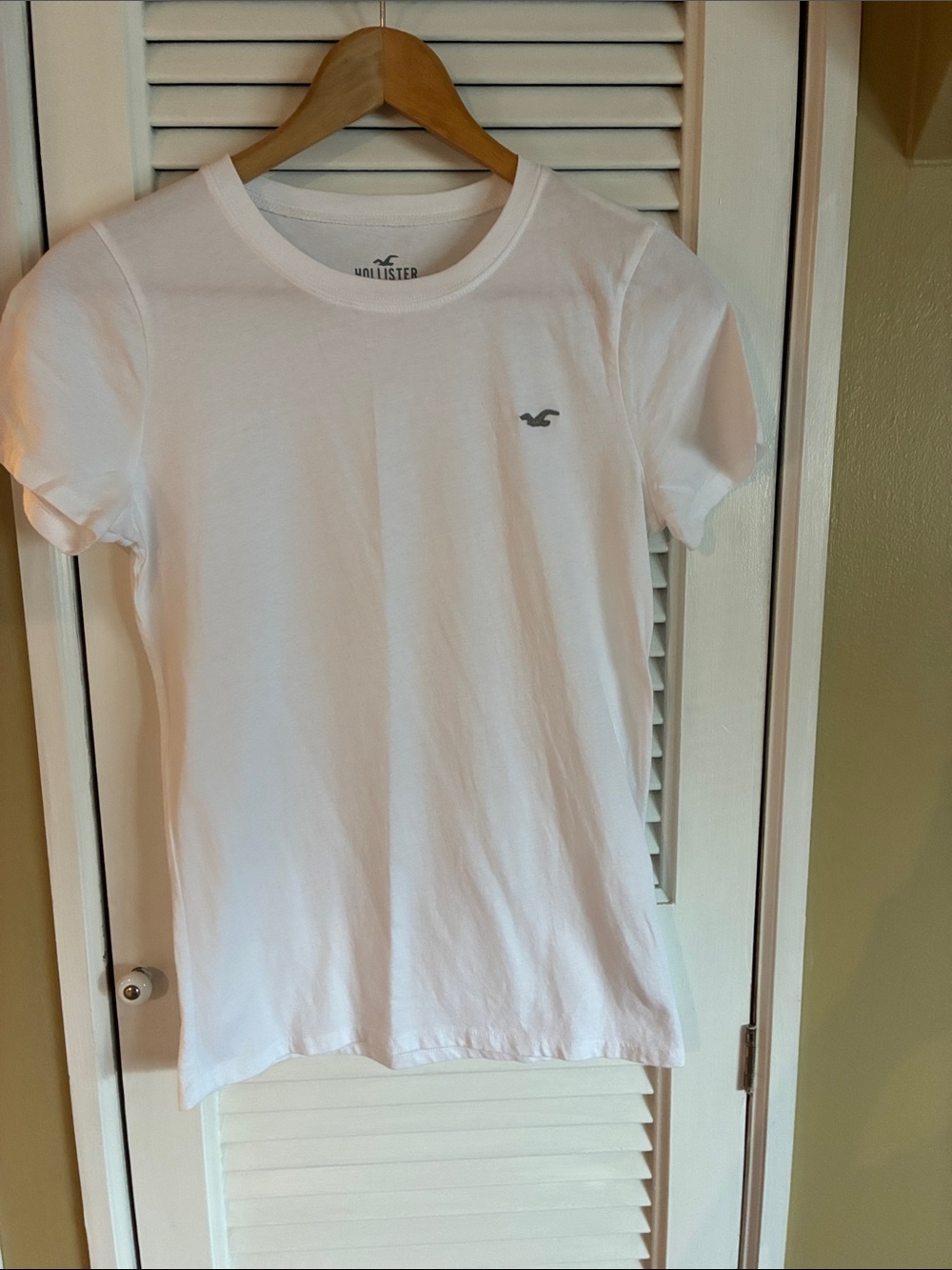 Hollister White Short Sleeve Crew Tee with Small Gray Logo